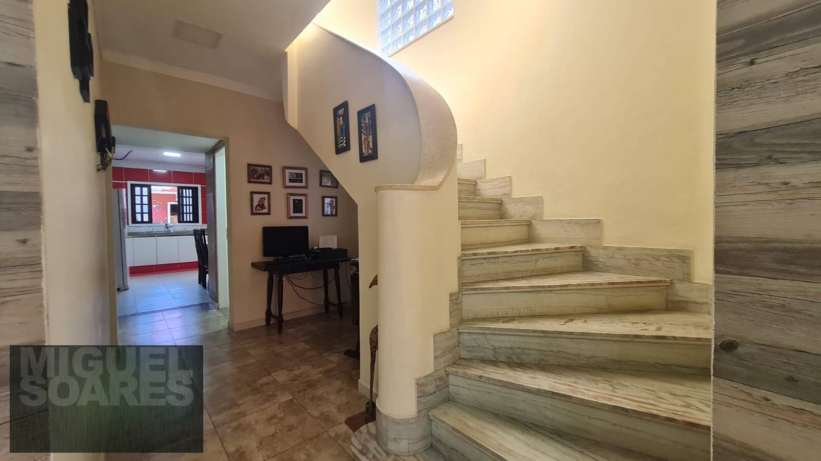 Casa à venda com 3 quartos, 284m² - Foto 4