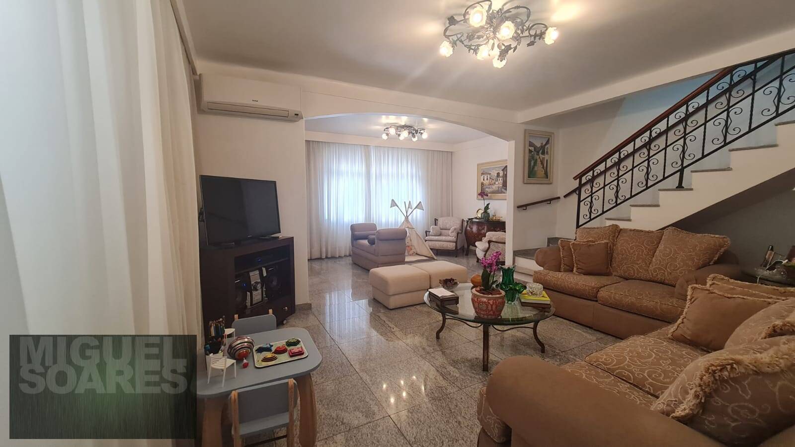 Sobrado à venda com 3 quartos, 180m² - Foto 1